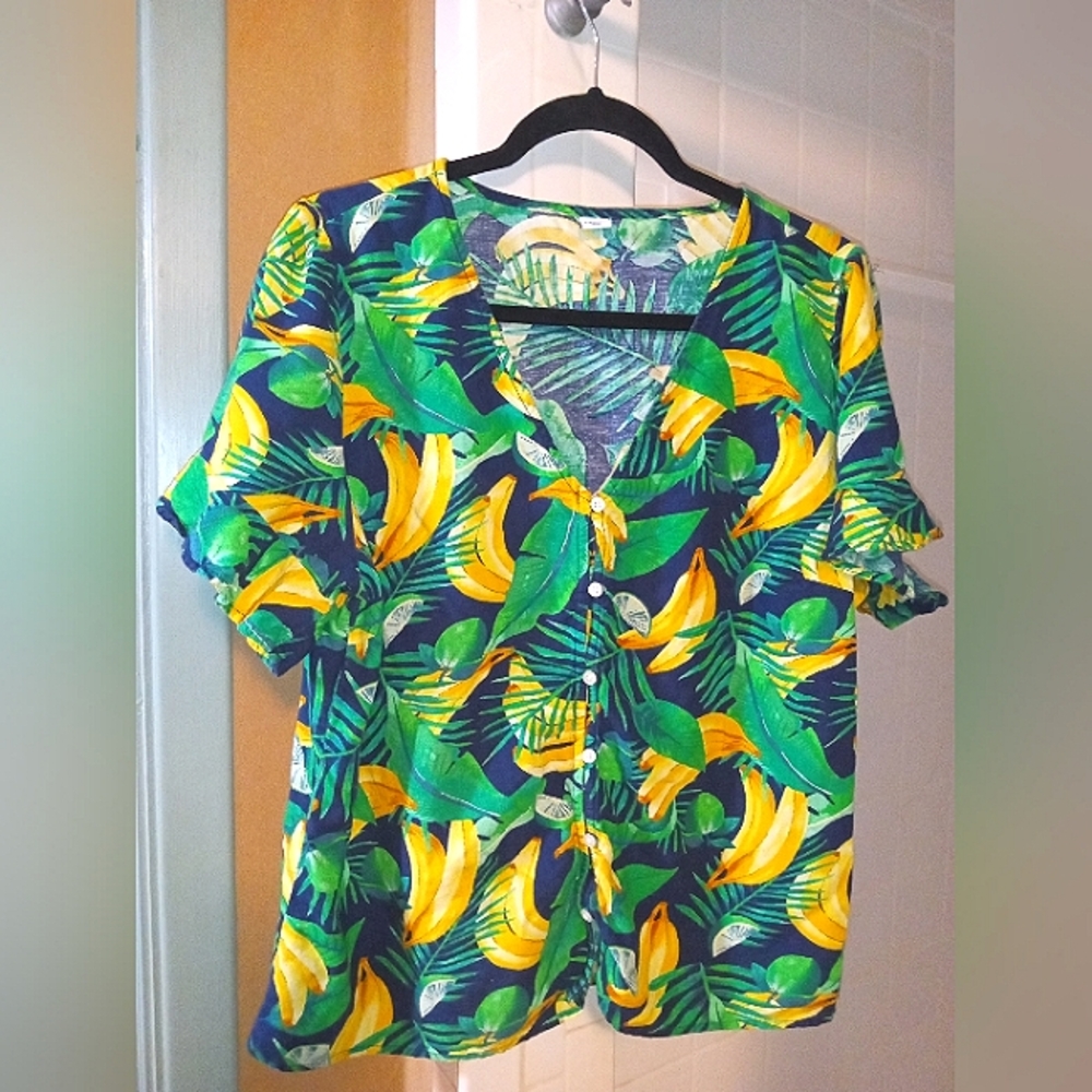 🍄🍄🍄 Banana leaf button down top